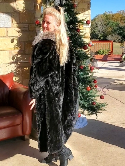 Stunning Black Mink Long Coat with Fox Fur Trim - Picture 16 of 17
